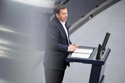 Richterwahl im Bundestag: Lars Klingbeil (SPD), Bundesminister der Finanzen, Vizekanzler und SPD-Bundesvorsitzender, spricht im Bundestag bei der Fortsetzung der Haushaltsberatungen zu den Abgeordneten.
11.07.2025