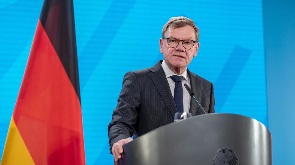  Bundesaußenminister Johann Wadephul (CDU) ist "mehr als irritiert" über einen Vorfall mit einem chinesischen Kriegsschiff.
