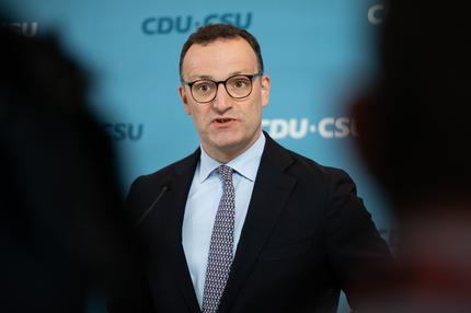 Coronapandemie: Jens Spahn, Fraktionsvorsitzender der CDU/CSU im Bundestag, spricht während eines Statement vor den Fraktionssitzungen. +++ dpa-Bildfunk +++13/05/2025