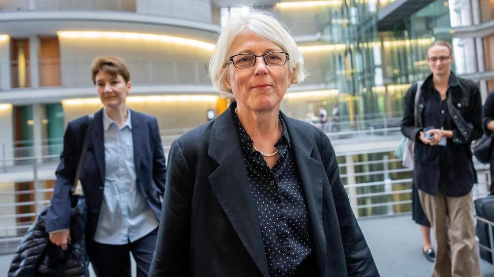  Die SPD-Politikerin Margaretha Sudhof wurde als Sonderermittlerin zur Corona-Maskenbeschaffungen im Haushaltsausschuss des Bundestags befragt. Grüne und Linke haben nach dem Gespräch weiter offene Fragen.