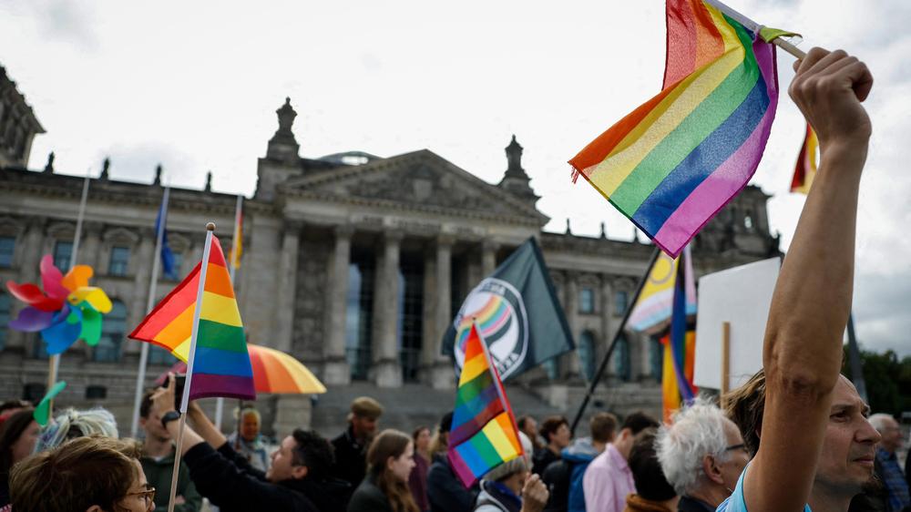  Für queere Sichtbarkeit im Bundestag!" vor dem Reichstagsgebäude.