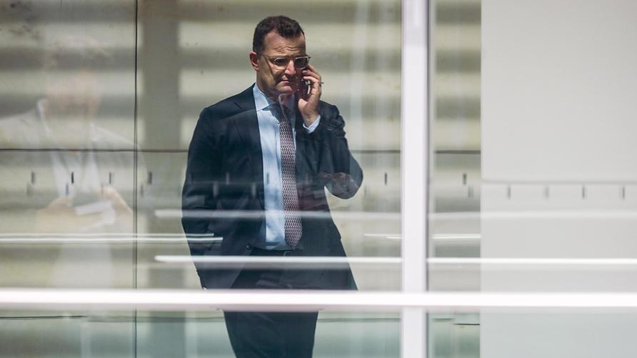 Unionsfraktion: 11/07/2025 - Jens Spahn (CDU), Vorsitzender der Unions-Fraktion im Bundestag, geht neben seinem Fraktionsbüro am Rande der Sitzung des Bundestags telefonierend durch ein Atrium auf der Fraktionsebene. Zuvor wurde die Absetzung des Tagesordnungspunktes der Wahl von Richtern für das Bundesverfassungsgericht vom Bundestag beschlossen. ++