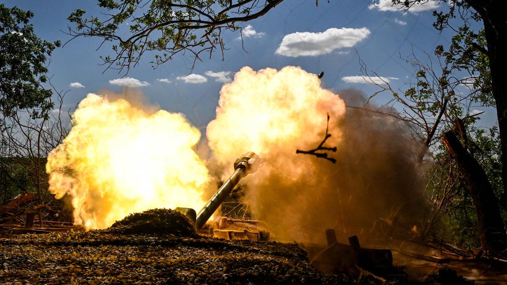  Ukrainer schießen in der Region Saporischschja auf russische Stellungen. Künftig muss und will die Ukraine stärker auf Waffen aus eigener Produktion setzen