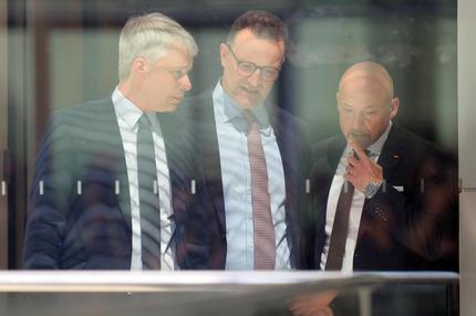 Bundesverfassungsgericht: Steffen Bilger (CDU, l-r), Erster Parlamentarischer Geschäftsführer der CDU/CSU-Bundestagsfraktion, Jens Spahn (CDU), Vorsitzender der CDU/CSU-Bundestagsfraktion, und Alexander Hoffmann, CSU-Landesgruppenchef, beraten sich nach der Kanzlerwahl im Bundestag. Der designierte Bundeskanzler Merz ist bei der Kanzlerwahl im Bundestag im ersten Wahlgang durchgefallen. +++ dpa-Bildfunk ++ 06/05/2025 Berlin