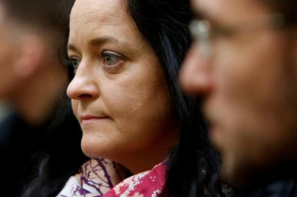 NSU-Terroristin: Lawyer Mathias Grasel (R) and defendant Beate Zschaepe wait in a Munich courtroom before the proclamation of sentence in her trial as the only surviving member of neo-Nazi cell National Socialist Underground (NSU) behind a string of racist murders, in Munich, Germany, on July 11, 2018. Zschaepe, 43, is accused of complicity in 10 deadly shootings of mostly Turkish and Greek-born immigrants carried out by clandestine trio the National Socialist Underground (NSU). (Photo by MICHAELA REHLE / POOL / AFP) (Photo by MICHAELA REHLE/POOL/AFP via Getty Images)