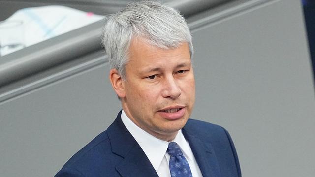 Waffenexporte nach Israel: Steffen Bilger verteidigt Stopp von Waffenexporten nach Israel