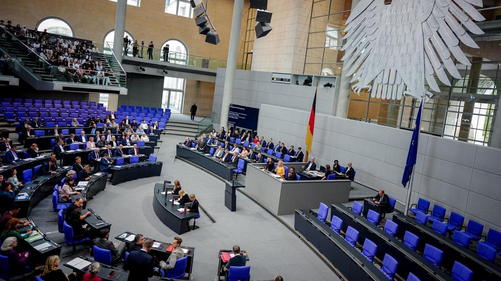 Parlamentssitzungen: Im Bundestag soll Fehlen künftig teurer werden für Abgeordnete.