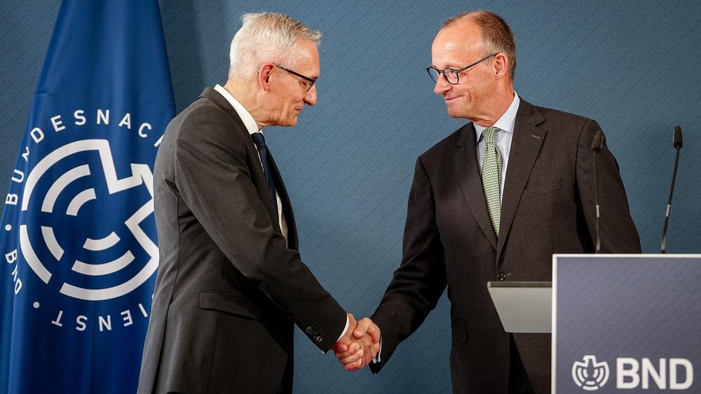 Bundesnachrichtendienst: Der neue BND-Chef Martin Jäger bei seiner Amtsübernahme mit Bundeskanzler Friedrich Merz