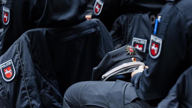 Niedersachsen: Handys von Polizisten wegen rassistischer Chatgruppe beschlagnahmt