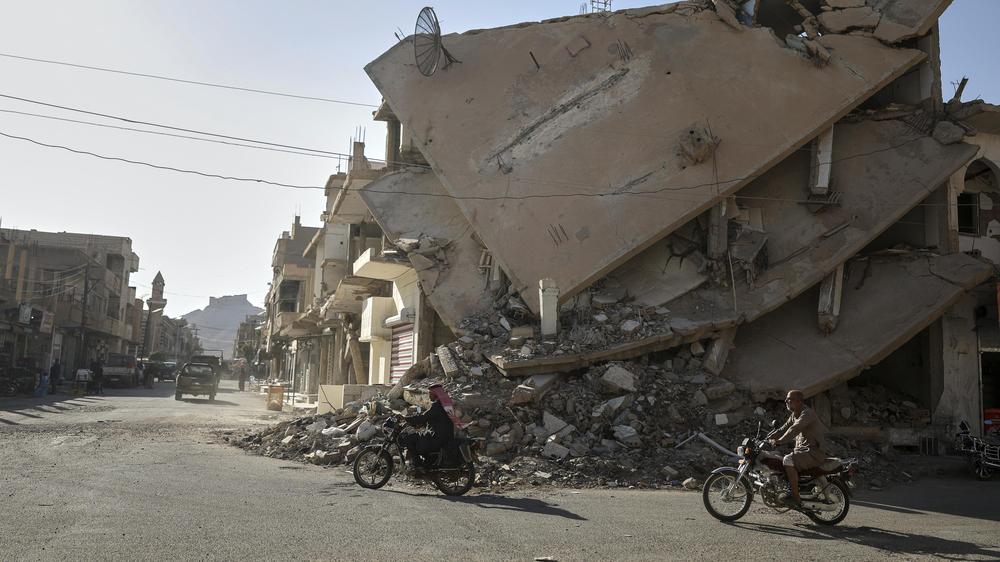 Flüchtlingspolitik: Kriegsschäden in der syrischen Stadt Palmyra: CDU-Politiker wollen, dass mehr Syrer aus Deutschland in ihr Heimatland zurückkehren, um dort beim Wiederaufbau zu helfen.