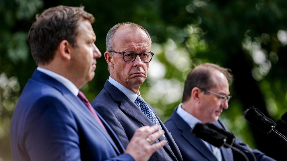  Bundeskanzler Friedrich Merz (Mitte), Bundesfinanzminister Lars Klingbeil (links) und Bundesinnenminister Alexander Dobrindt (rechts) nach einer Klausurtagung des Bundeskabinetts Anfang Oktober