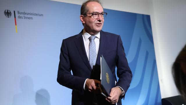 Abschiebeflüge nach Afghanistan: Abschiebeabkommen mit Taliban steht Dobrindt zufolge kurz bevor