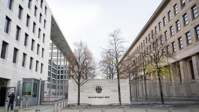 Berlin: Polizei nimmt fünf Menschen nach Farbattacke auf Auswärtiges Amt fest