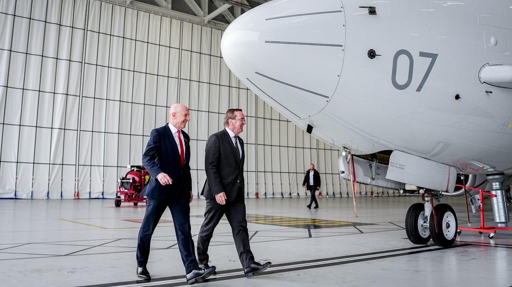  Boris Pistorius (rechts) und John Healey, Verteidigungsminister von Großbritannien, am Donnerstag auf der Royal Airbase in Lossiemouth, daneben der Seefernaufklärer Poseidon P8