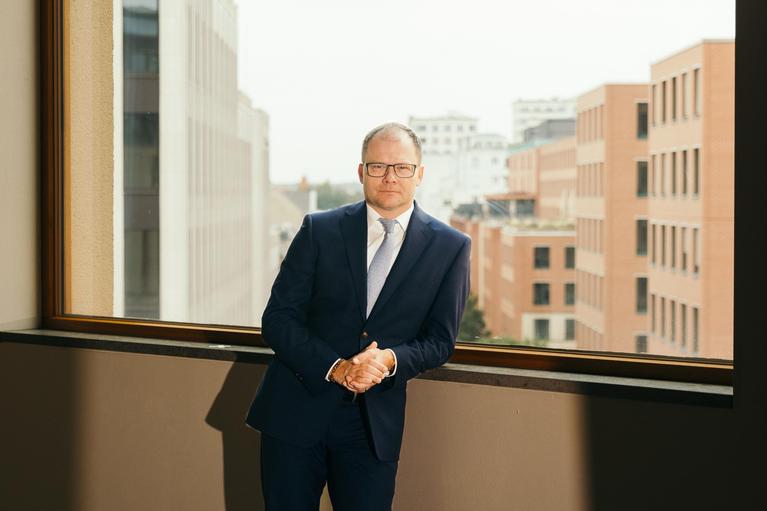  Im Kabinett Merz ist Carsten Schneider (SPD) als Minister zuständig für Umwelt, Klimaschutz, Naturschutz und nukleare Sicherheit. 