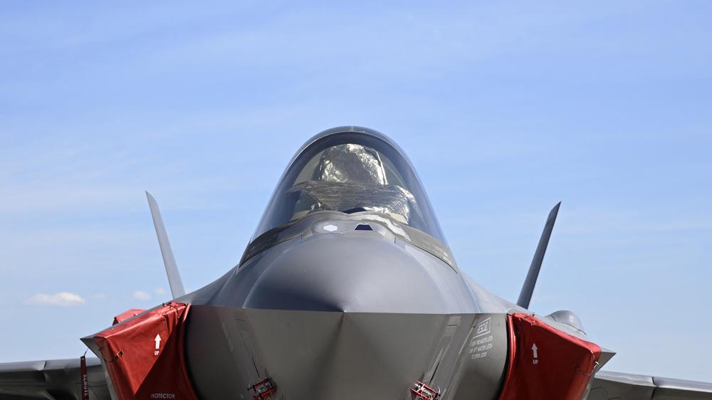 Bundeswehr: Ein Kampfflugzeug vom Typ Lockheed Martin F-35 wird auf der ILA Berlin Air Show (Internationale Luft- und Raumfahrtausstellung) in Schönefeld bei Berlin am 22. Juni 2022 gezeigt.
