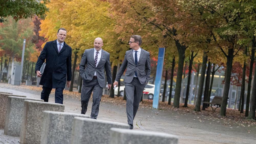 Schwarz-rote Koalition: Jens Spahn (CDU, v. l. n. r.), Alexander Hoffmann (CSU) und Carsten Linnemann (CDU) auf dem Weg ins Bundeskanzleramt. Die Spitzen von Union und SPD kamen am frühen Mittwochabend im Koalitionsausschuss zusammen.