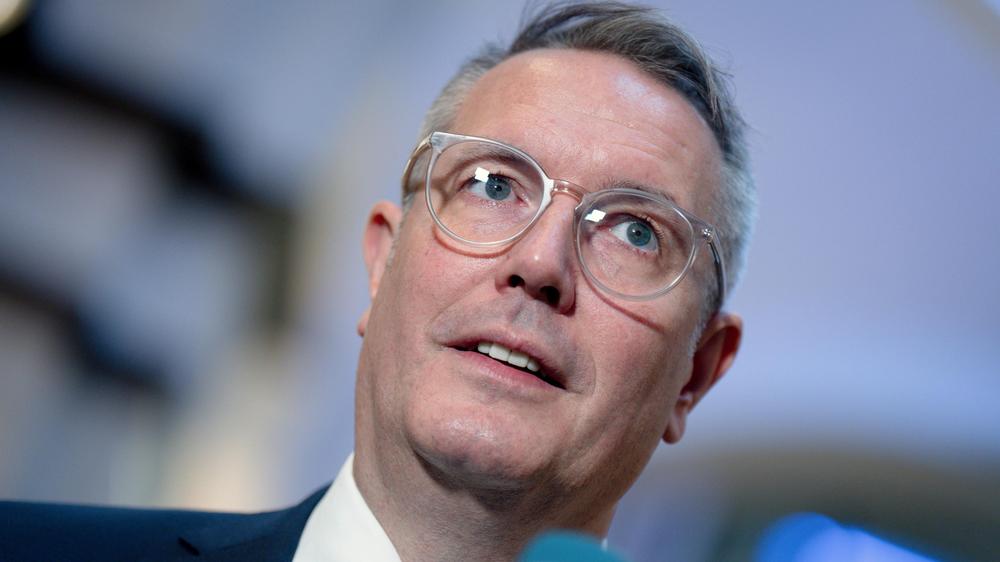  Alexander Schweitzer (SPD), Vorsitzender der Rundfunkkommission, sagt, Deutschland und Europa sollten nicht den Regeln von Techgiganten folgen, sondern ihre eigenen schaffen.