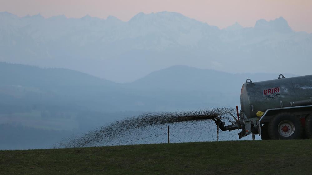 Umweltschutz: Ein Landwirt düngt eine Wiese mit Gülle.