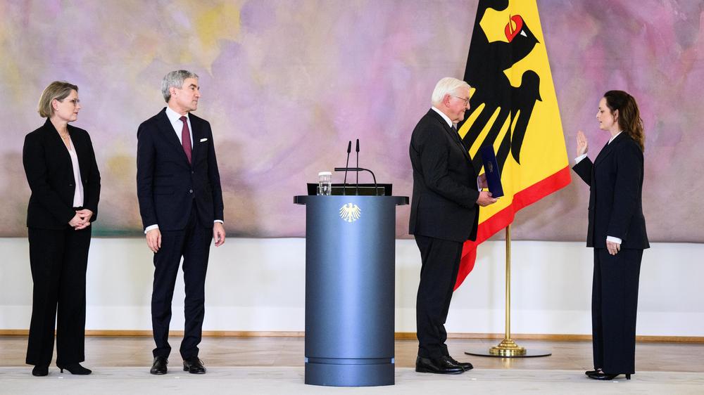 Bundesverfassungsgericht: Frank-Walter Steinmeier ernennt Sigrid Emmenegger in Anwesenheit der Bundesjustizministerin Stefanie Hubig und dem Präsidenten des Bundesverfassungsgerichts, Stephan Harbarth, zur neuen Richterin am Bundesverfassungsgericht.