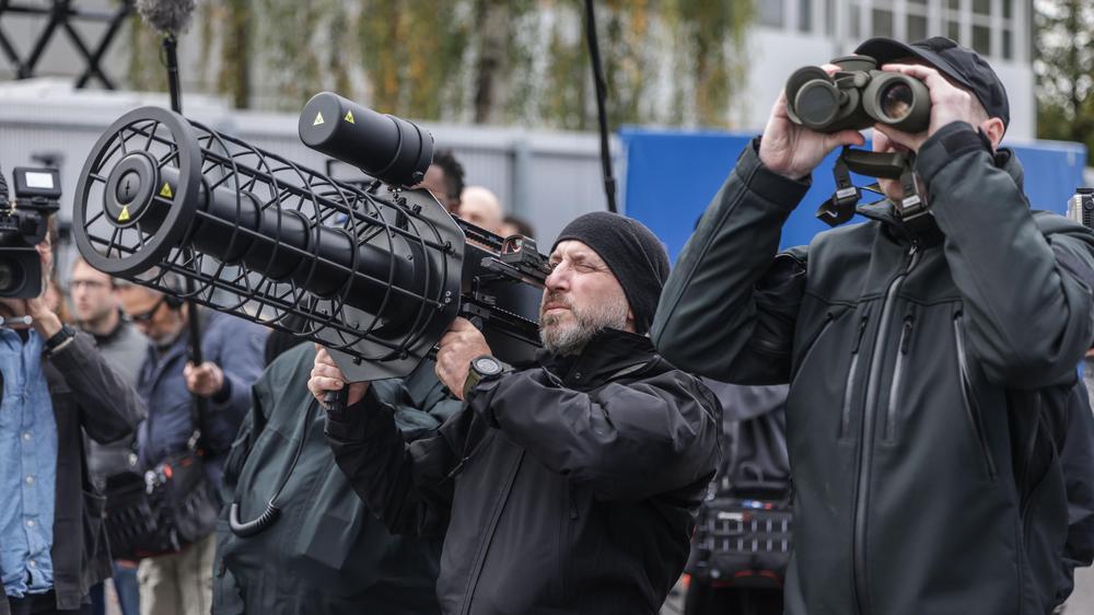 Drohnensichtungen: Ein sogenannter Jammer (links) gehört zum Arsenal der neuen Bundespolizeieinheit zur Drohnenabwehr.