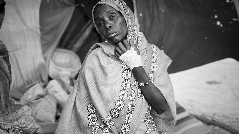 Bürgerkrieg im Sudan: Eine Geflüchtete in einem Camp in Tawila, Sudan