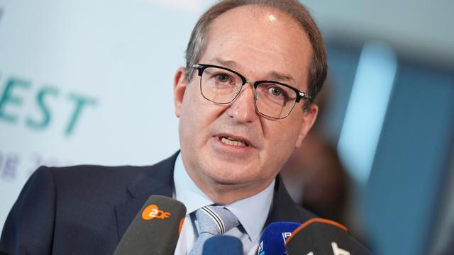 Asylpolitik: Alexander Dobrindt will trotz Bedenken nach Syrien abschieben