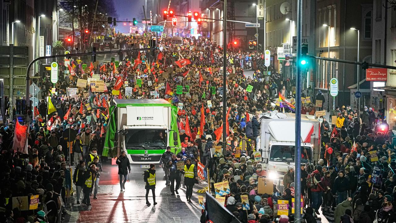 Proteste gegen neue AfD-Jugend: Demonstrierende blockieren Straßen in Gießen  | DIE ZEIT