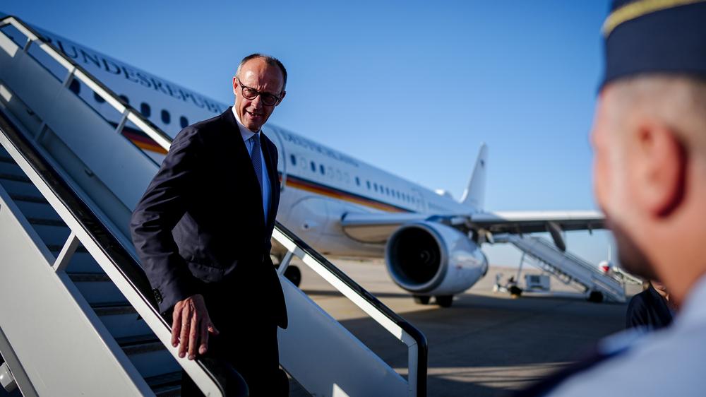Bundeskanzler Friedrich Merz (CDU) bei seinem Antrittsbesuch in Spanien auf dem Flughafen in Madrid