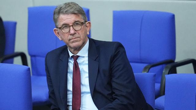 Generaldebatte im Bundestag: Oppositionsfraktionen greifen Kulturstaatsminister Weimer an