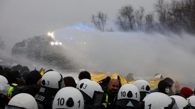 Gründung der AfD-Jugendorganisation: Polizei setzt Wasserwerfer und Pfefferspray ein