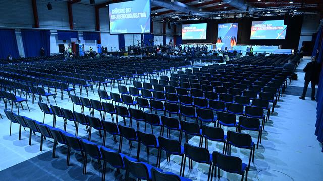 Gründung der AfD-Jugendorganisation: Leere Reihen in der Messehalle, Polizei räumt Blockaden