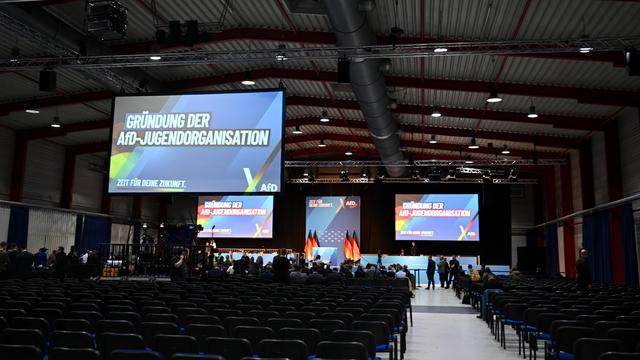 Gründung der AfD-Jugendorganisation: AfD-Treffen in der Messehalle beginnt, Polizei räumt Blockaden