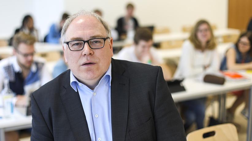 Rückkehr von Geflüchteten: Jochen Oltmer ist Professor für Neueste Geschichte und Migrationsgeschichte an der Universität Osnabrück. Er ist dort Mitglied des Vorstands des Instituts für Migrationsforschung und Interkulturelle Studien sowie des Sonderforschungsbereichs Produktion von Migration der Deutschen Forschungsgemeinschaft (DFG). Oltmer arbeitet zu deutschen, europäischen und globalen Migrationsverhältnissen in Vergangenheit und Gegenwart.