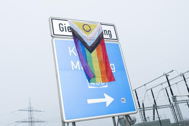 Proteste gegen AfD-Parteijugend: Gießener Ring, eine von zwei Blockaden, die die Auffahrten sperren.