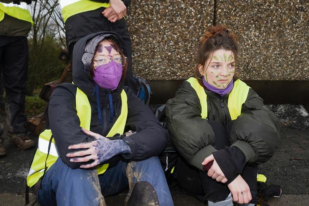 Proteste gegen AfD-Parteijugend: Nähe der Hessenhallen, Ostseite. Aktivistinnen ruhen sich aus.
