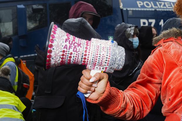Proteste gegen AfD-Parteijugend: Megafon einer Protestteilnehmerin an der Konrad Adenauer Brücke, Ostseite.
