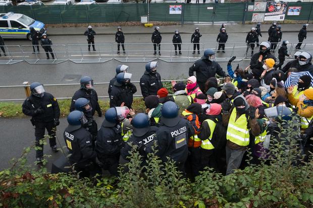 Proteste gegen AfD-Parteijugend: Demonstranten versuchen, sich an die Hessenhallen zu schleichen, und werden von der Polizei abgefangen.