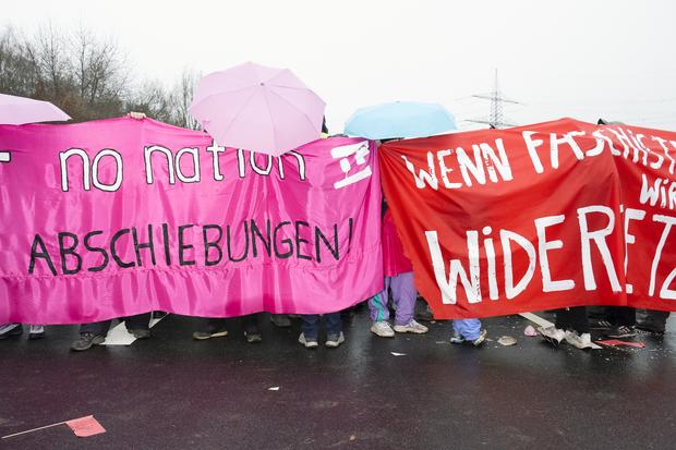 Proteste gegen AfD-Parteijugend: Gießener Ring, eine von zwei Blockaden, die die Auffahrten sperren.