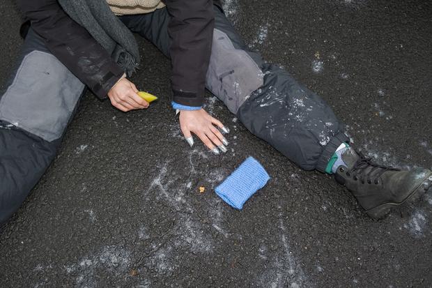 Proteste gegen AfD-Parteijugend: Demonstranten haben sich an einem Auto auf einer kleinen Brücke über den Bahngleisen festgeklebt.