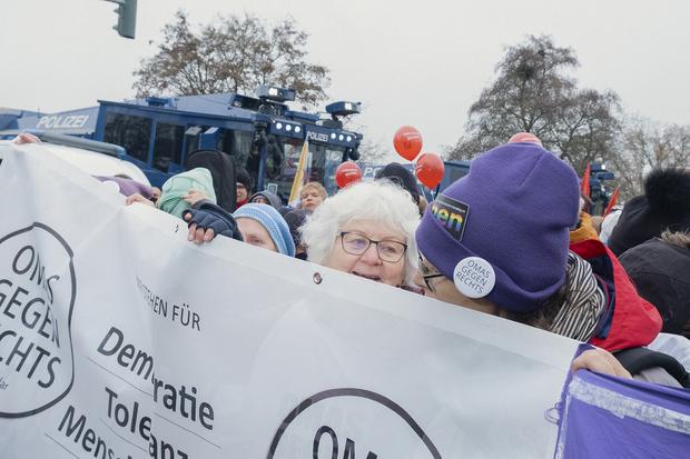 Proteste gegen AfD-Parteijugend: An der Konrad Adenauer Brücke. Omas gegen Rechts. Im Hintergrund ein Wasserwerfer.