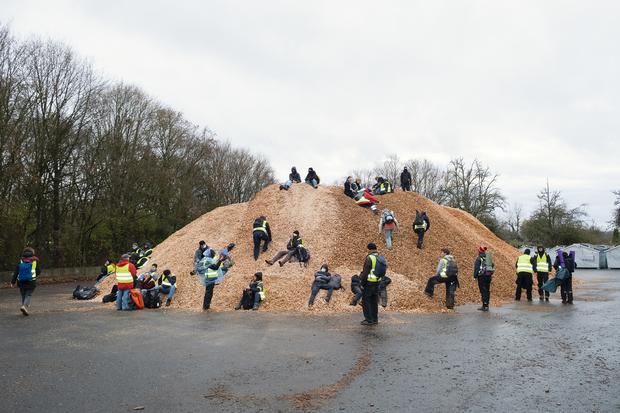 Proteste gegen AfD-Parteijugend: Nähe zu den Messehallen, Ostseite. Aktivisten ruhen sich kurz auf einem Holzspahnhügel aus.
