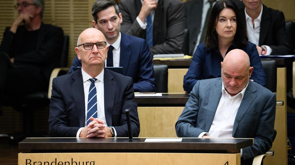 Regierungskrise in Brandenburg: Zum gemeinsamen Regieren verdammt: Ministerpräsident Dietmar Woidke (SPD) und sein Finanzminister Robert Crumbach vom BSW