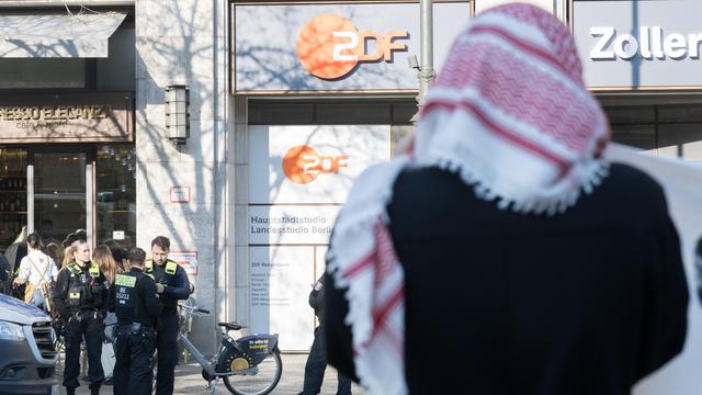 Polizeieinsatz: Palästina-Aktivisten protestieren im ZDF-Hauptstadtstudio