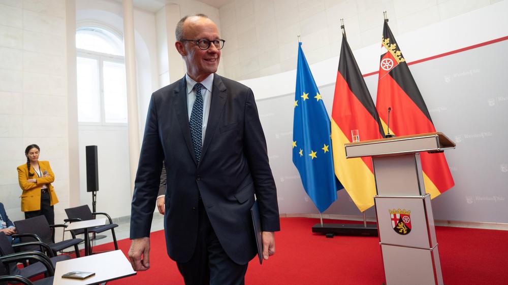 EU-Lieferkettengesetz: Gemeinsames Pressestatement in der Staatskanzlei in Mainz Friedrich Merz, Bundeskanzler CDUAntrittsbesuch des Bundeskanzlers im Bundesland Rheinland-Pfalz Staatskanzlei in der Landeshauptstadt Mainz, Mainz Rheinland-Pfalz Deutschland Staatskanzlei *** Joint press statement at the State Chancellery in Mainz Friedrich Merz, Federal Chancellor CDU Chancellors inaugural visit to the federal state of Rhineland-Palatinate State Chancellery in the state capital Mainz, Mainz Rhineland-Palatinate Germany State Chancellery 09/12/2025 Staatskanzlei Mainz