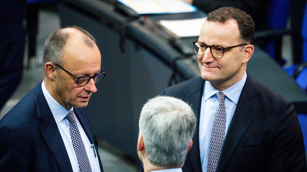 Friedrich Merz: Vorerst gerettet: Kanzler Friedrich Merz (links) und Chef der Unionsfraktion im Bundestag, Jens Spahn (rechts)