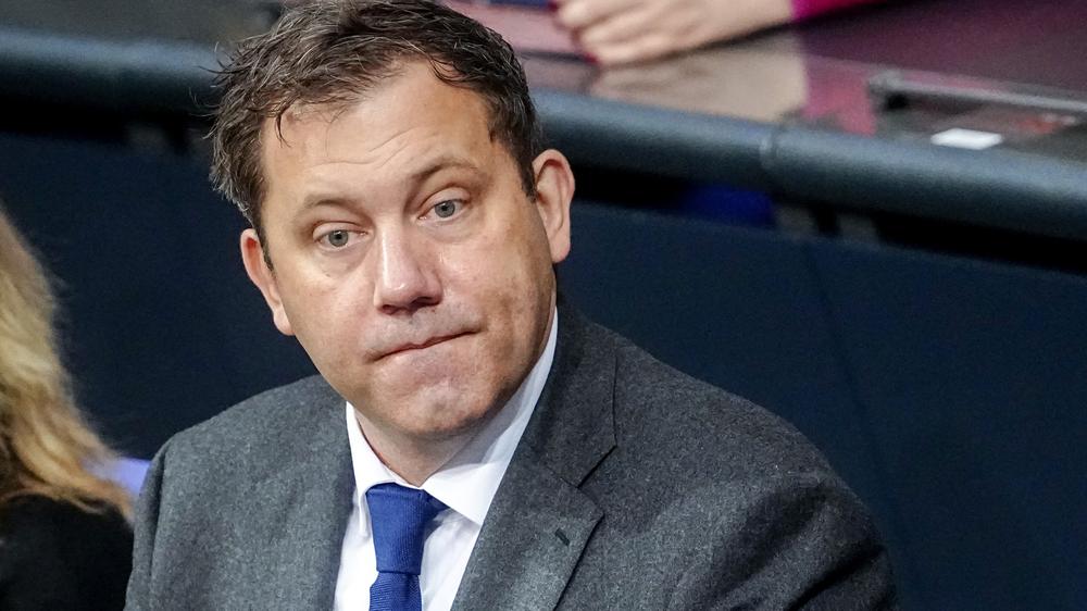 Automobilindustrie: Lars Klingbeil warnt Autobauer vor Festhalten am  Verbrenner | DIE ZEIT