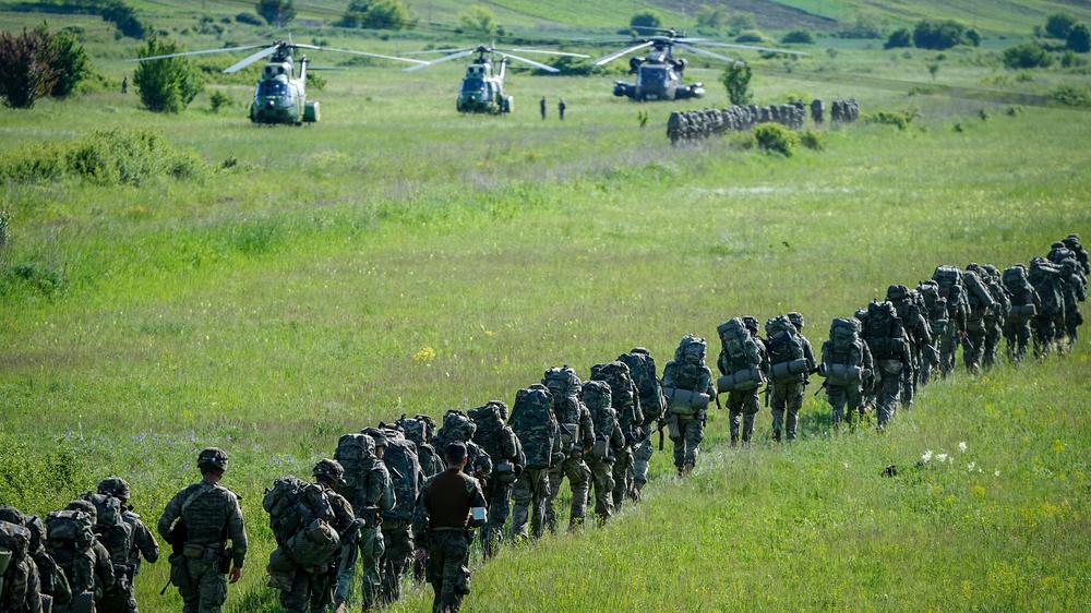 Bundeswehr: Fallschirmjäger der Bundeswehr und weiterer Natopartner während der Luftlandeübung Swift Response