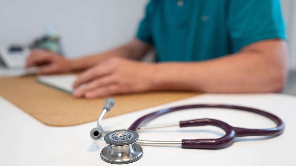 Krankenkassen: Weil die Gesundheitsversorgung immer mehr kostet, schlagen Politiker von CDU, CSU und SPD Möglichkeiten zum Sparen vor.