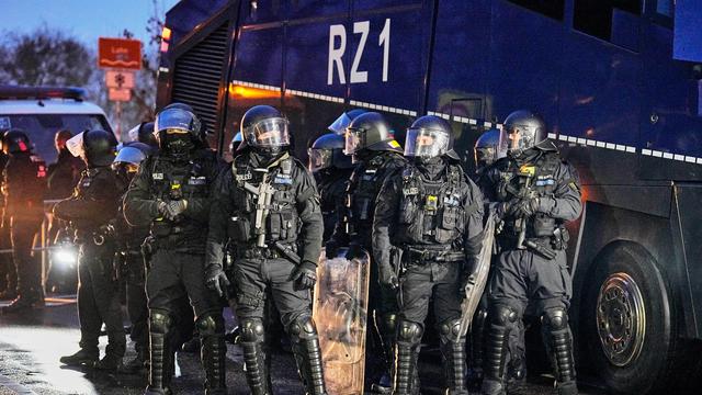 Gießen: Mehr als 50 verletzte Polizisten bei Protesten gegen AfD-Jugend